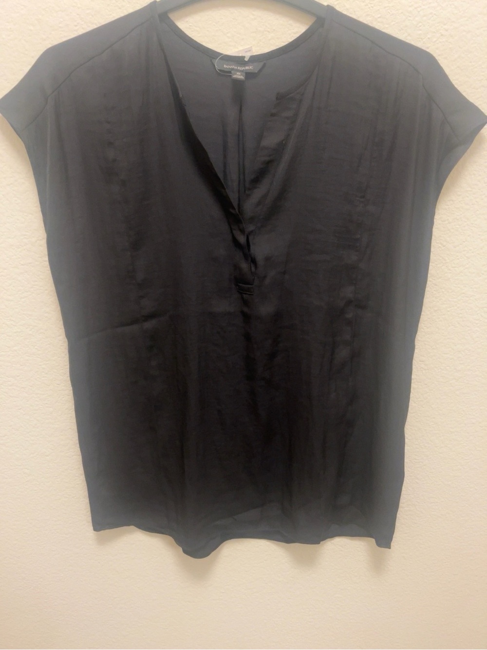 Banana Republic Blouse Sz M Tall Black Split Neck Top Cap Sleeve workwear summer - Picture 4 of 8